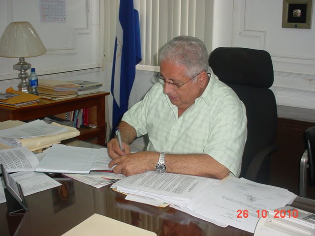 El presidente Ejecutivo del INTECNA, profesor Roger Sequeira